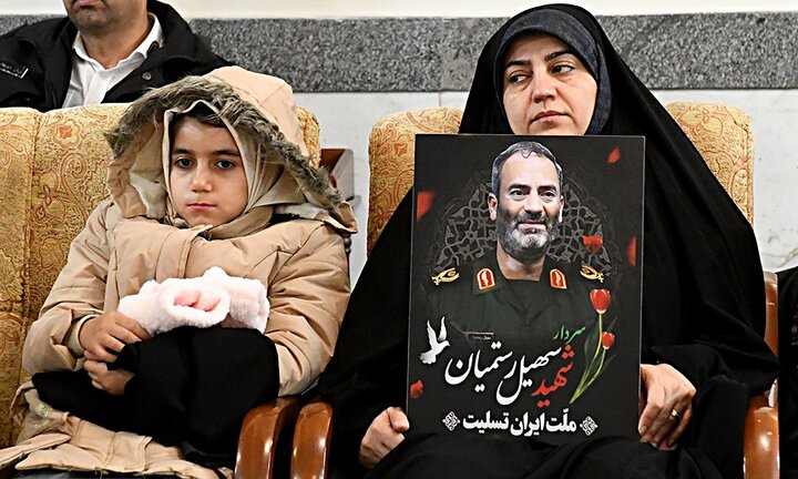 تصاویر/ بدرقه خانواده شهدای جنگ ۱۲روزه برای زیارت امام رضا(ع)