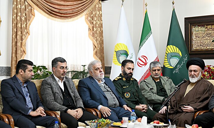 تصاویر/ بدرقه خانواده شهدای جنگ ۱۲روزه برای زیارت امام رضا(ع)