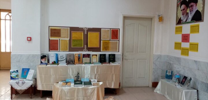 تصاویر/ برپایی نمایشگاه‌های کتاب در مدارس علمیه خواهران لرستان