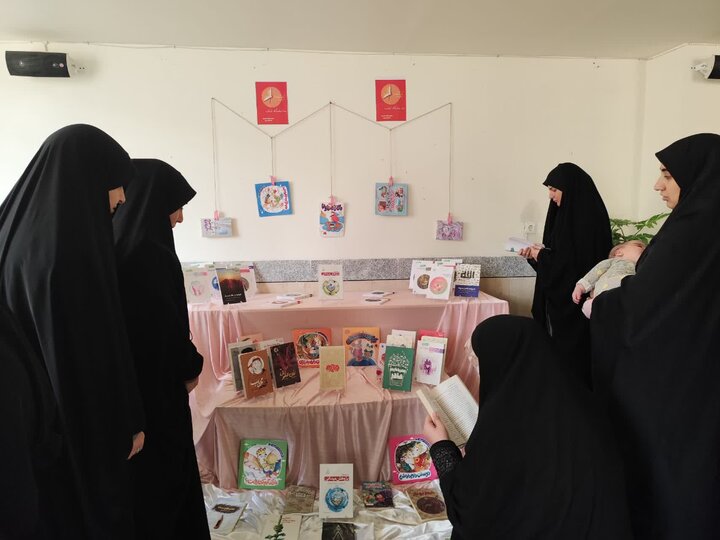 تصاویر/ برپایی نمایشگاه‌های کتاب در مدارس علمیه خواهران لرستان