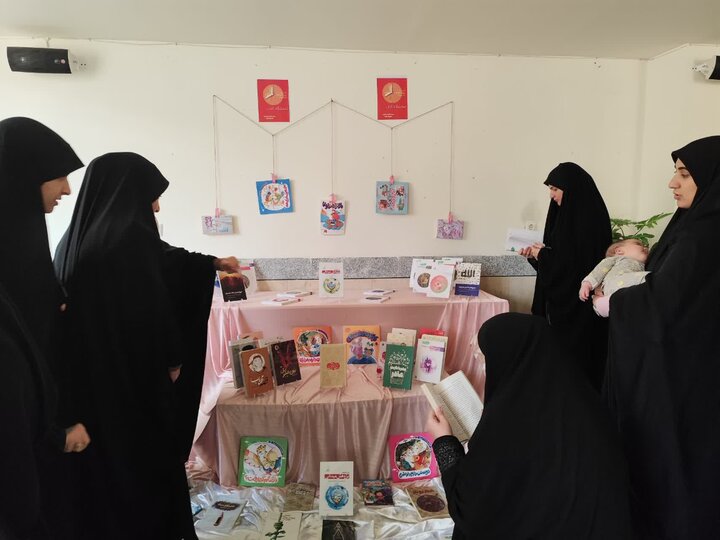 تصاویر/ برپایی نمایشگاه‌های کتاب در مدارس علمیه خواهران لرستان