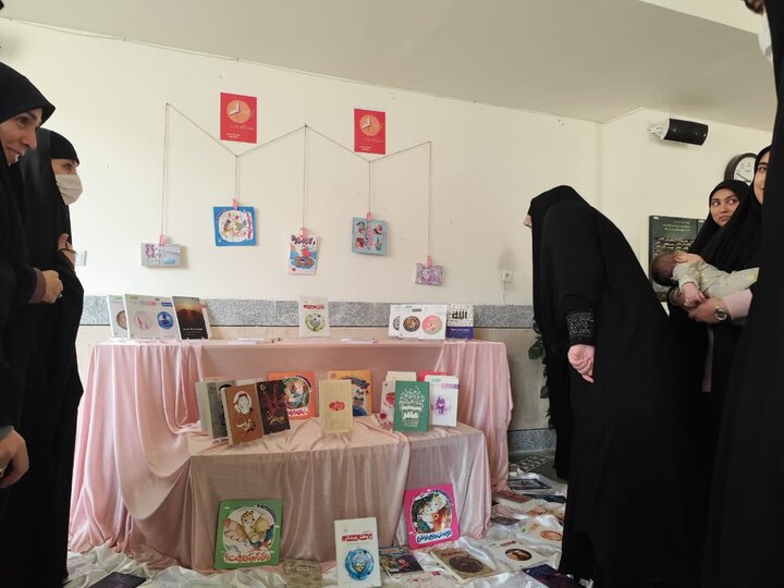 تصاویر/ برپایی نمایشگاه‌های کتاب در مدارس علمیه خواهران لرستان