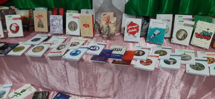 تصاویر/ برپایی نمایشگاه‌های کتاب در مدارس علمیه خواهران لرستان