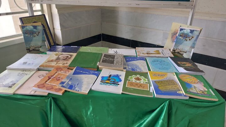 تصاویر/ برپایی نمایشگاه‌های کتاب در مدارس علمیه خواهران لرستان