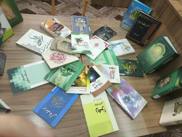 تصاویر/ برپایی نمایشگاه‌های کتاب در مدارس علمیه خواهران لرستان