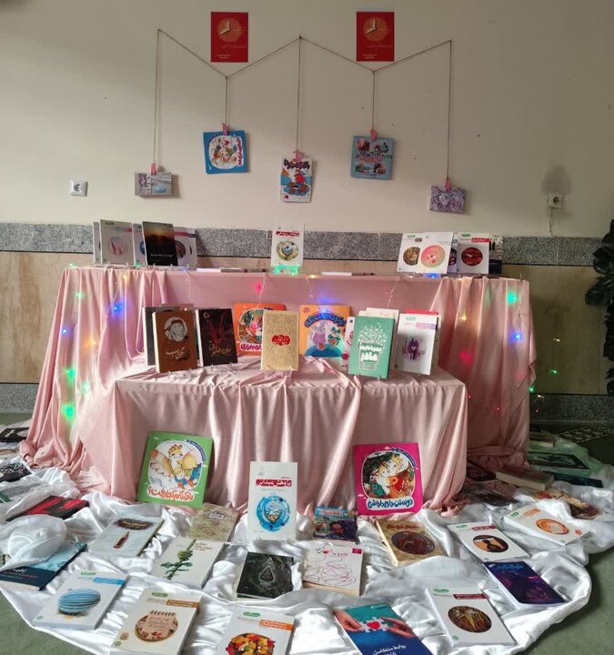 تصاویر/ برپایی نمایشگاه‌های کتاب در مدارس علمیه خواهران لرستان