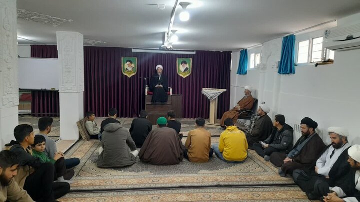 تصاویر/ درس اخلاق طلاب مدرسه علمیه امام صادق (ع) بیجار