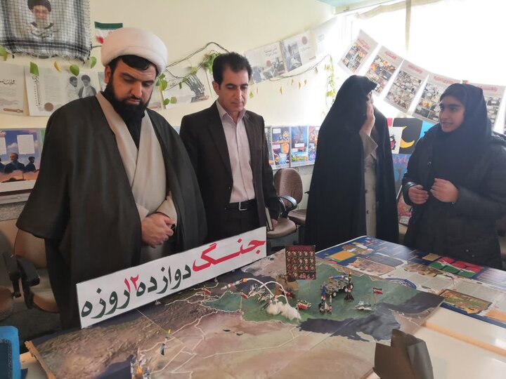 تصاویر/بازدید امام جمعه چرداول از نمایشگاه دست سازه دانش آموزان مدرسه برکت