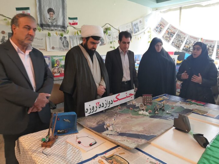 تصاویر/بازدید امام جمعه چرداول از نمایشگاه دست سازه دانش آموزان مدرسه برکت