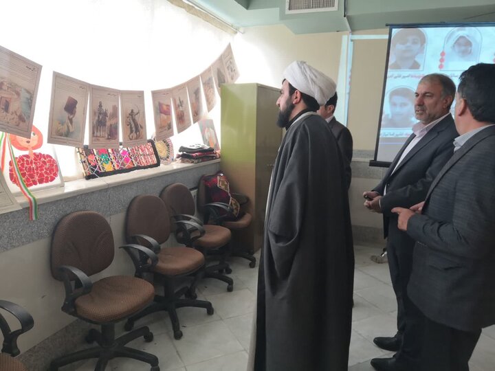 تصاویر/بازدید امام جمعه چرداول از نمایشگاه دست سازه دانش آموزان مدرسه برکت