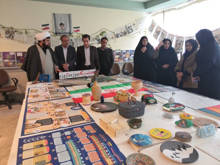 تصاویر/بازدید امام جمعه چرداول از نمایشگاه دست سازه دانش آموزان مدرسه برکت