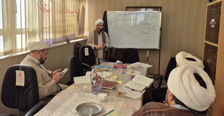 تصاویر/ مصاحبه‌های شفاهی اخذ مجوز حکم استادی طلاب ممتاز مدارس علمیه کاشان