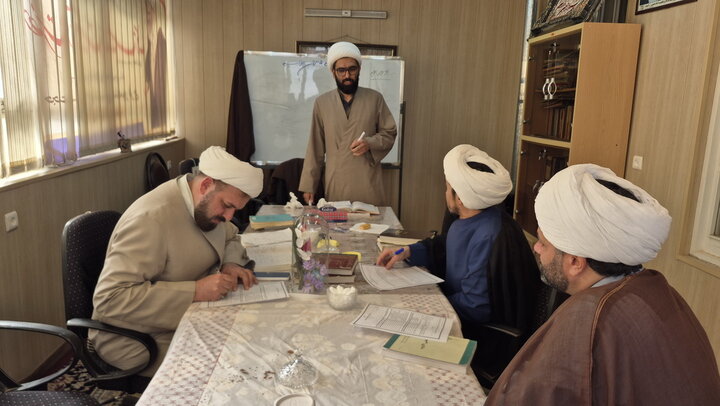 تصاویر/ مصاحبه‌های شفاهی اخذ مجوز حکم استادی طلاب ممتاز مدارس علمیه کاشان