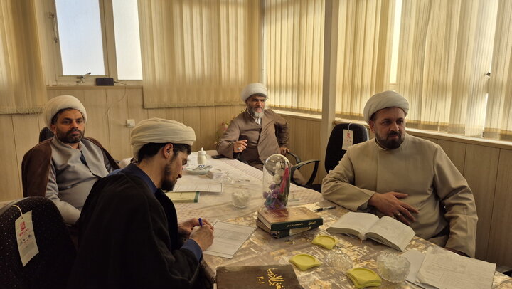 تصاویر/ مصاحبه‌های شفاهی اخذ مجوز حکم استادی طلاب ممتاز مدارس علمیه کاشان