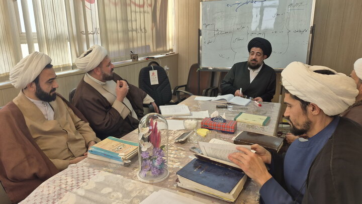 تصاویر/ مصاحبه‌های شفاهی اخذ مجوز حکم استادی طلاب ممتاز مدارس علمیه کاشان