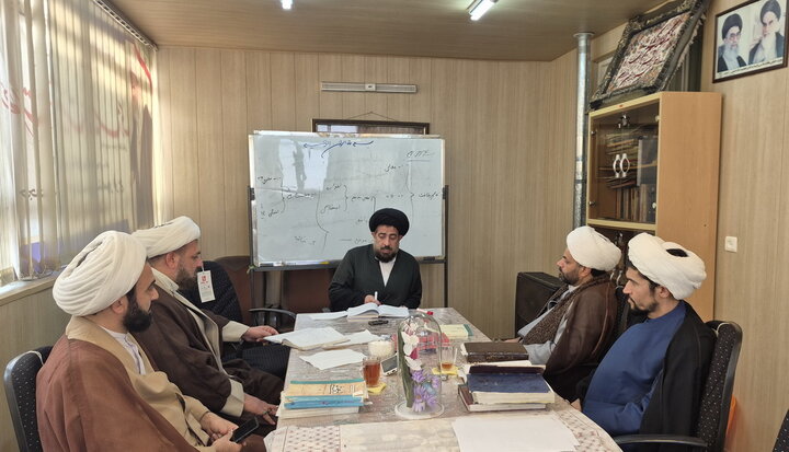 تصاویر/ مصاحبه‌های شفاهی اخذ مجوز حکم استادی طلاب ممتاز مدارس علمیه کاشان