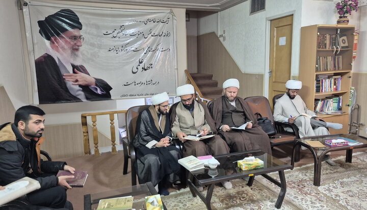 تصاویر/ مصاحبه‌های شفاهی اخذ مجوز حکم استادی طلاب ممتاز مدارس علمیه کاشان