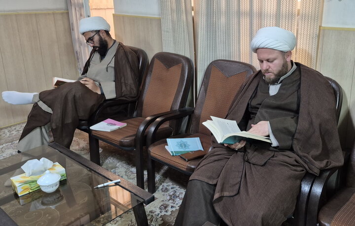 تصاویر/ مصاحبه‌های شفاهی اخذ مجوز حکم استادی طلاب ممتاز مدارس علمیه کاشان