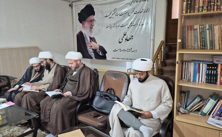 تصاویر/ مصاحبه‌های شفاهی اخذ مجوز حکم استادی طلاب ممتاز مدارس علمیه کاشان