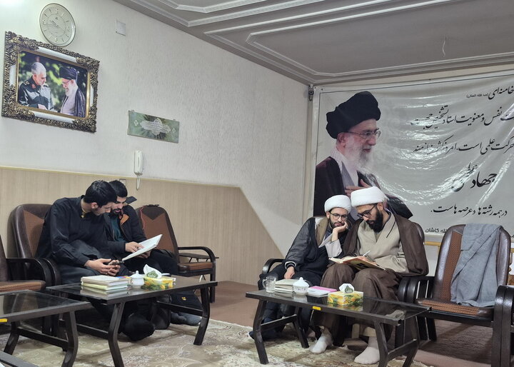 تصاویر/ مصاحبه‌های شفاهی اخذ مجوز حکم استادی طلاب ممتاز مدارس علمیه کاشان