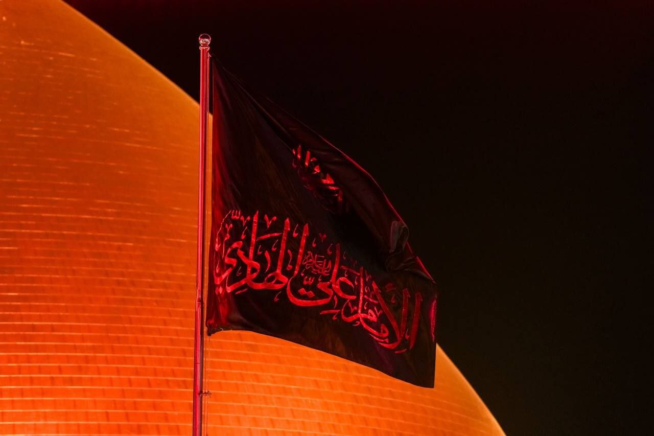 Al-Askariyain Holy Shrine replaces red banner with black to mark the mourning period