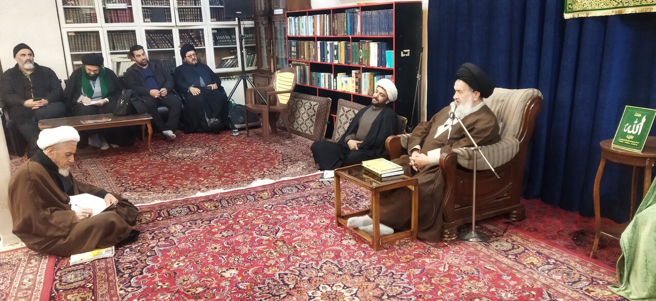 وظیفه خواص جامعه، ایستادگی بر خط روشنی است که رهبر معظم انقلاب ترسیم کردند