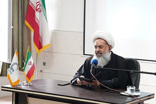 تصویر ناصواب از امام زمان(عج) ایشان را مظهر جنگ معرفی می‌کند؛ امام، مظهر مهر و محبت است