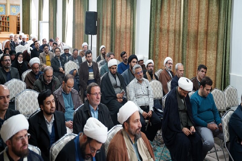 تصویر ناصواب از امام زمان(عج) ایشان را مظهر جنگ معرفی میکند؛ امام، مظهر مهر و محبت است