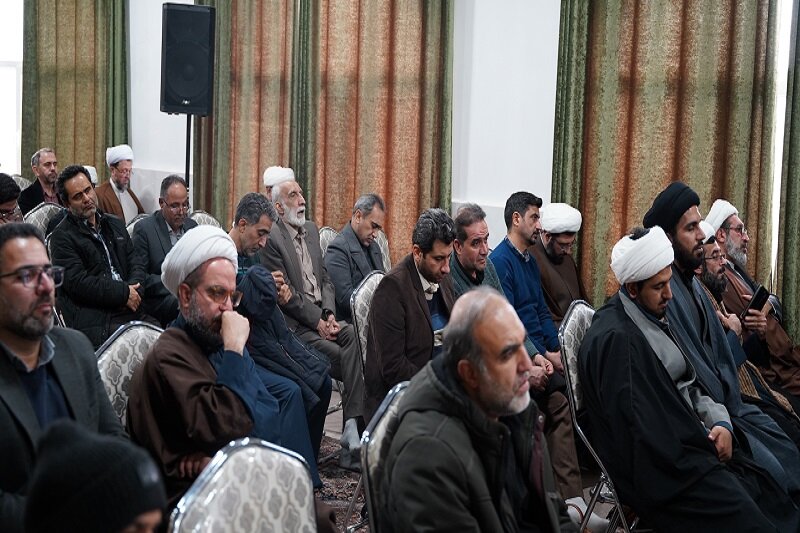 تصویر ناصواب از امام زمان(عج) ایشان را مظهر جنگ معرفی می‌کند؛ امام، مظهر مهر و محبت است