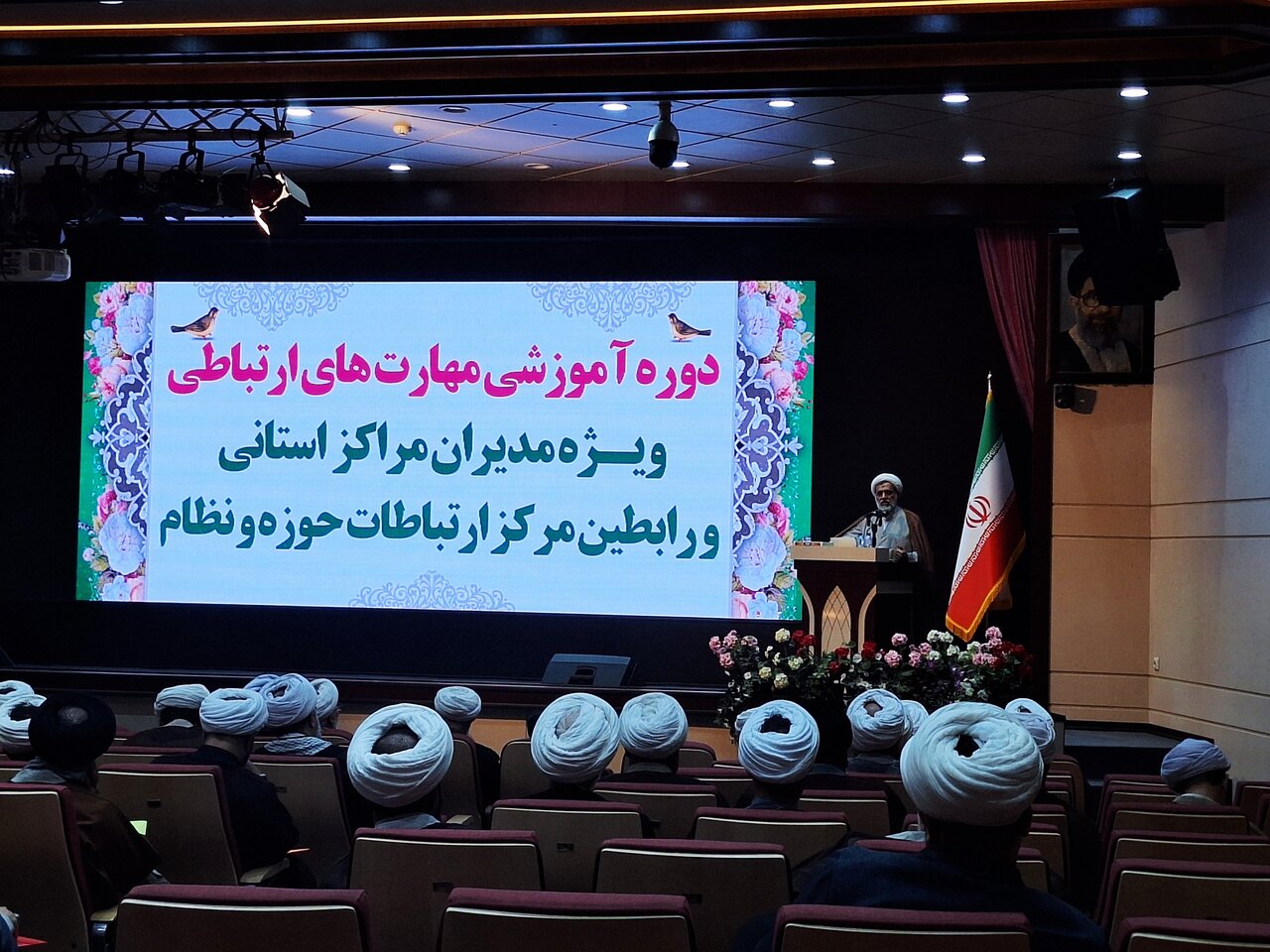 طلبه باید «هویت حوزوی» خود را در نقش‌آفرینی‌های اجتماعی حفظ کند