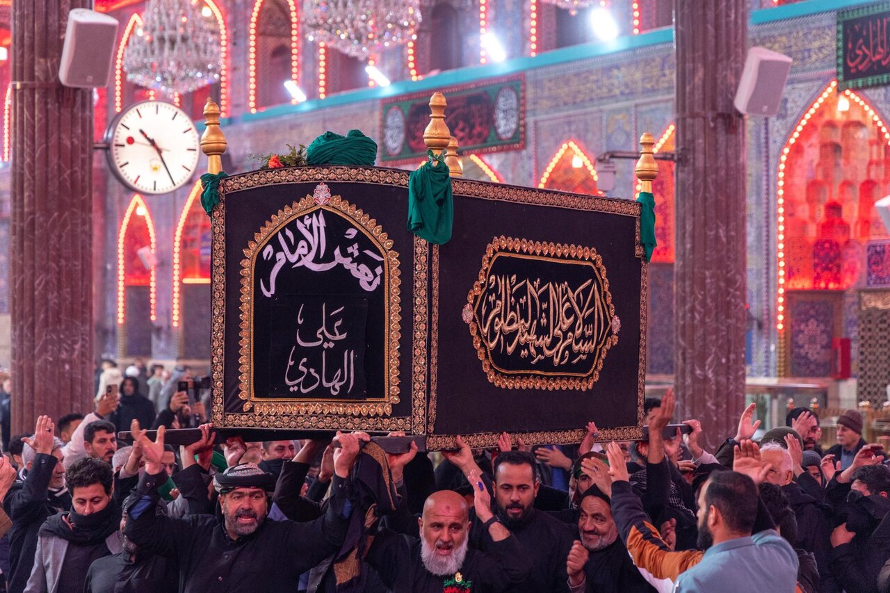 المعزّون يشيّعون النعش الرمزي للإمام الهادي (عليه السلام) عند العتبتين المقدستين الحسينية والعباسية + صور