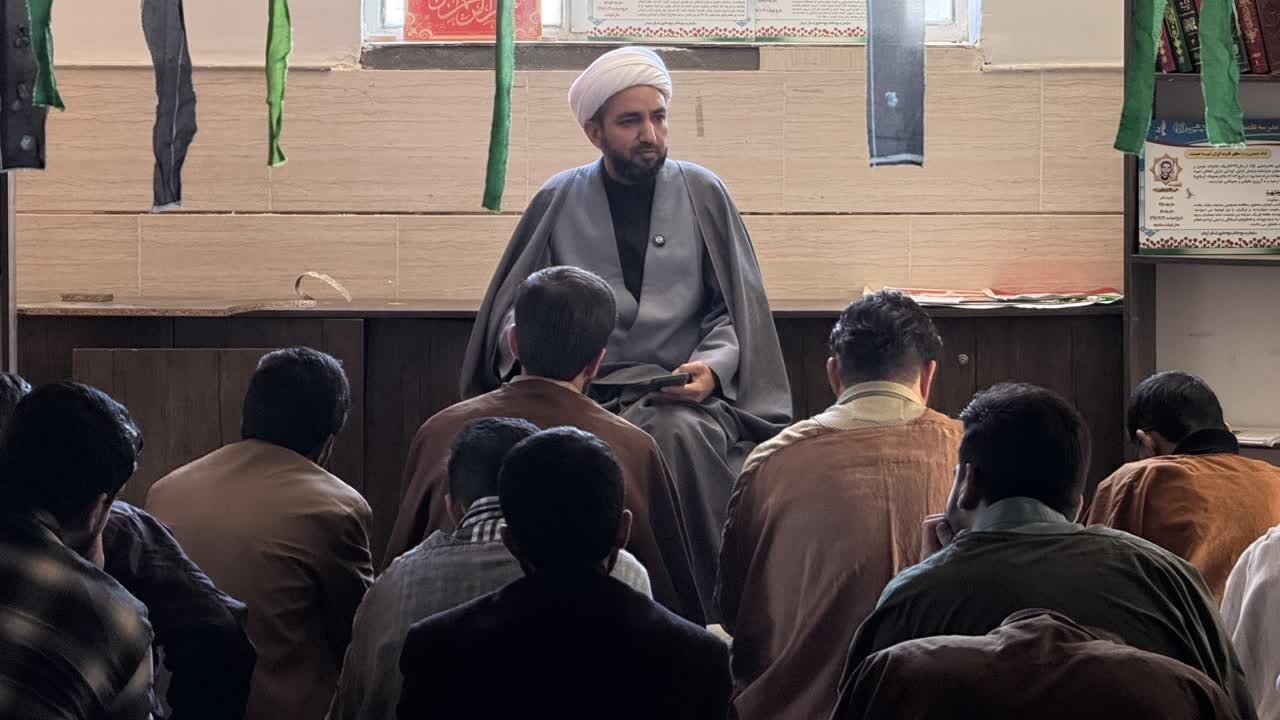 طلاب از صبر و بصیرت امام هادی(ع) الگو بگیرند+تصاویر