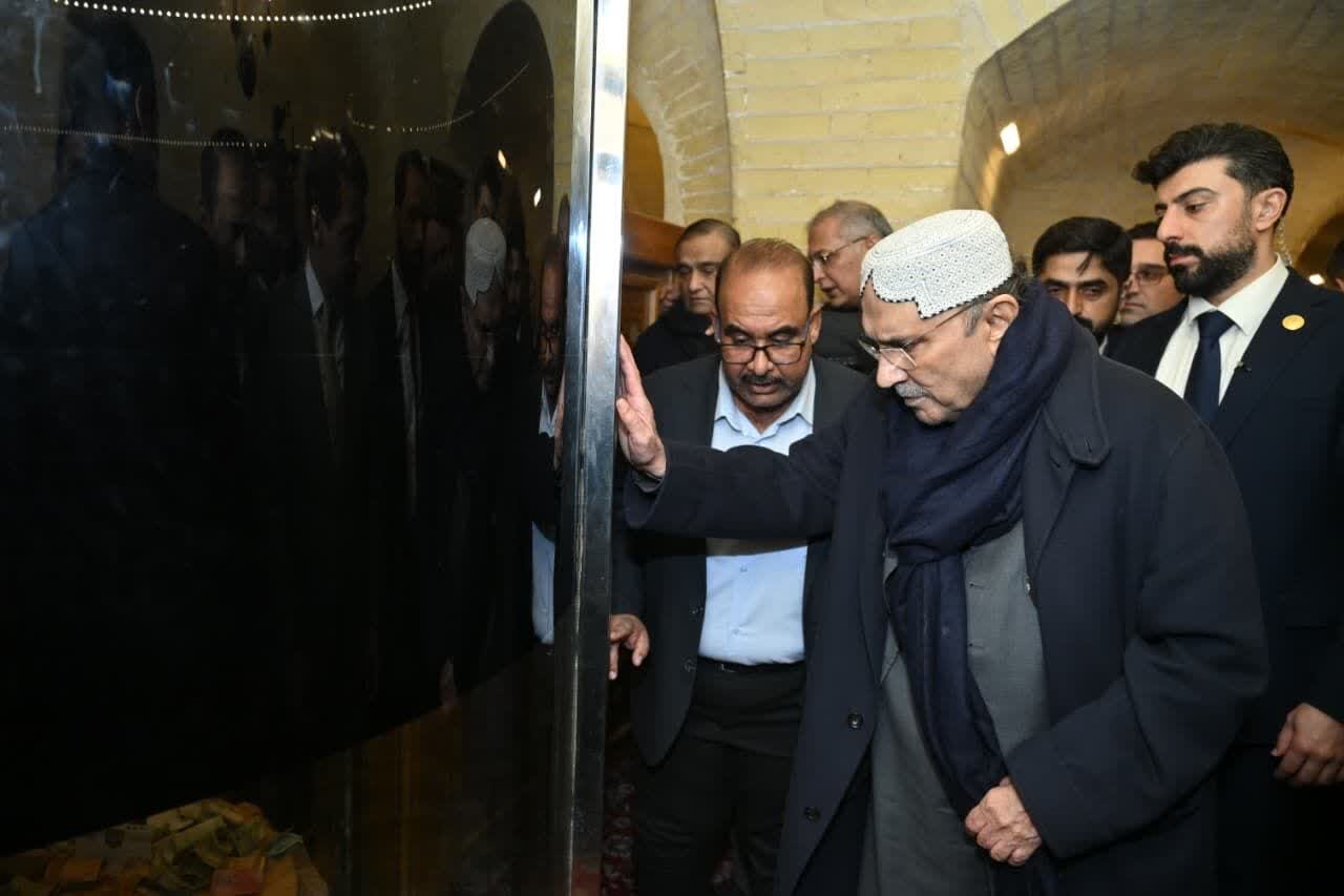 پاکستانی صدر آصف علی زرداری کی کاظمین میں حرم مطہر میں حاضری اور عرضِ عقیدت