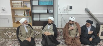 تصاویر/ دیدار معاون امور طلاب و دانش‌آموختگان حوزه‌های علمیه با روحانی آزاده دوران دفاع مقدس