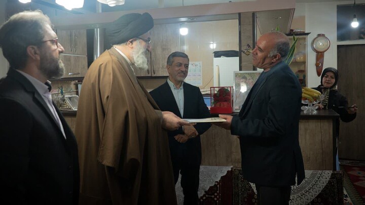 دیدار هفتگی آیت الله حسینی همدانی با خانواده معظم شهدا و ایثارگران