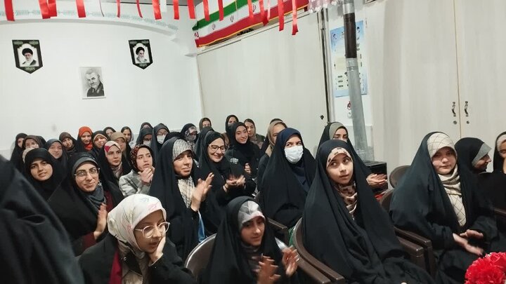 تصاویر/برگزاری «کافه گفت‌وگوی دختران حاج قاسم» با محوریت دورهمی پدر و دختری در اراک