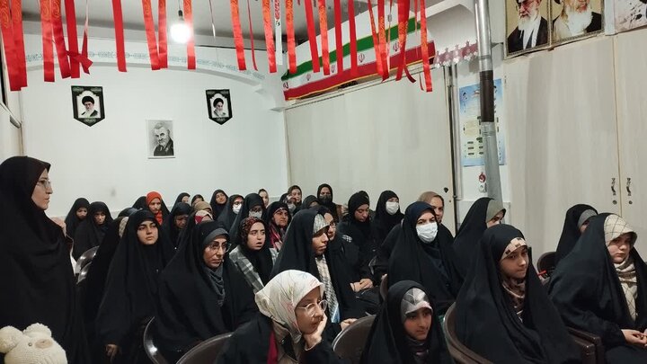 تصاویر/برگزاری «کافه گفت‌وگوی دختران حاج قاسم» با محوریت دورهمی پدر و دختری در اراک