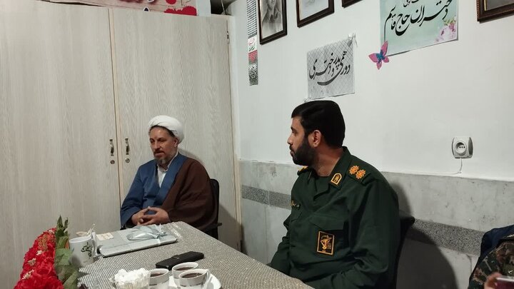 تصاویر/برگزاری «کافه گفت‌وگوی دختران حاج قاسم» با محوریت دورهمی پدر و دختری در اراک