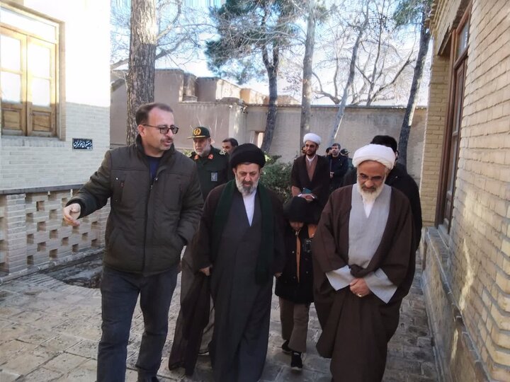 تصاویر/ بازدید نماینده ولی‌فقیه در سپاه پاسداران انقلاب اسلامی از بیت تاریخی امام خمینی(ره)
