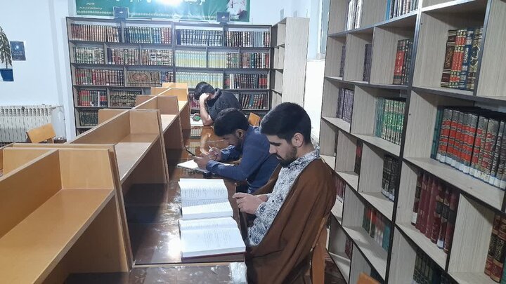 تصاویر/افزایش مطالعه شبانه طلاب مدرسه علمیه امام صادق(ع) بیجار در آستانه امتحانات ترم