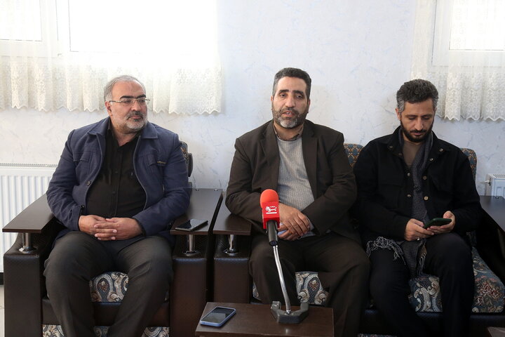 تصاویر/ رونمایی از پوستر جشنواره ابوذر قم در منزل شهید مظفری نیا