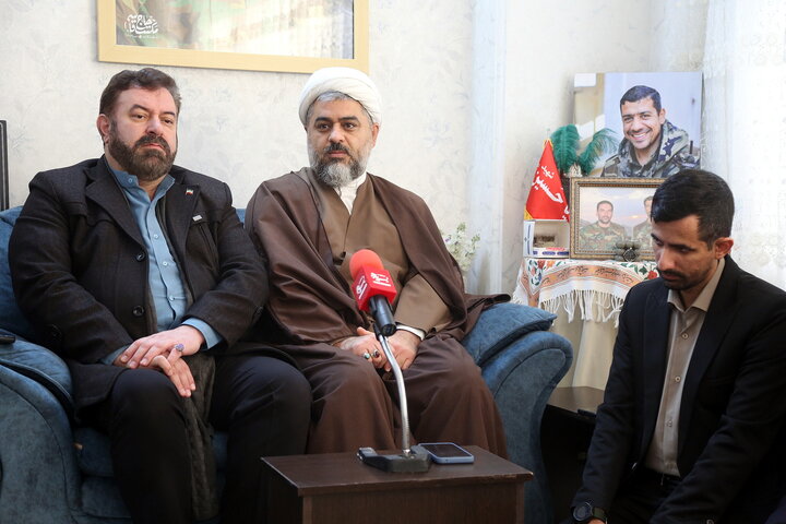 تصاویر/ رونمایی از پوستر جشنواره ابوذر قم در منزل شهید مظفری نیا