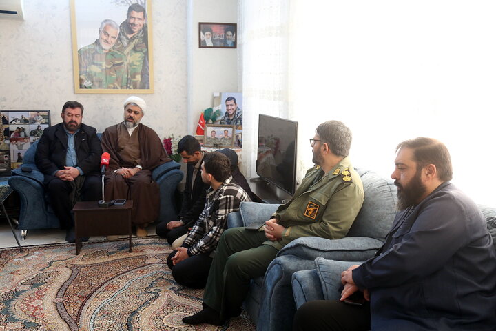 تصاویر/ رونمایی از پوستر جشنواره ابوذر قم در منزل شهید مظفری نیا