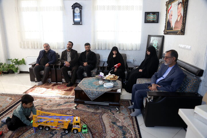 تصاویر/ رونمایی از پوستر جشنواره ابوذر قم در منزل شهید مظفری نیا