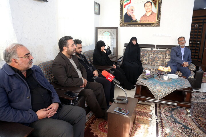 تصاویر/ رونمایی از پوستر جشنواره ابوذر قم در منزل شهید مظفری نیا