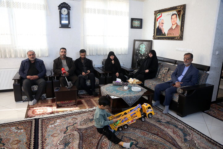 تصاویر/ رونمایی از پوستر جشنواره ابوذر قم در منزل شهید مظفری نیا