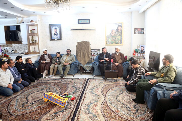 تصاویر/ رونمایی از پوستر جشنواره ابوذر قم در منزل شهید مظفری نیا