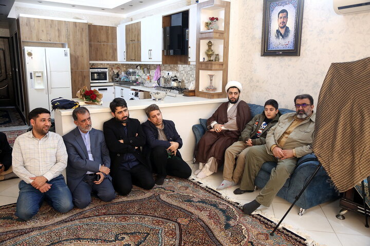 تصاویر/ رونمایی از پوستر جشنواره ابوذر قم در منزل شهید مظفری نیا