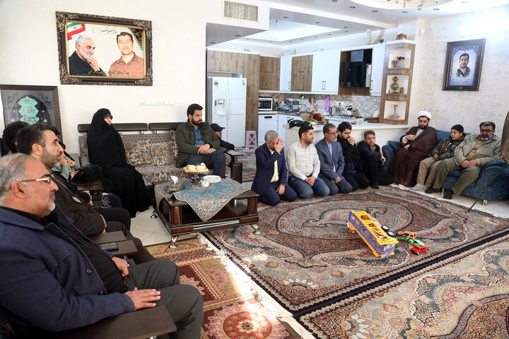 تصاویر/ رونمایی از پوستر جشنواره ابوذر قم در منزل شهید مظفری نیا