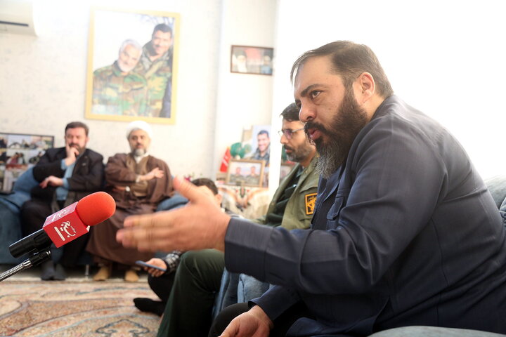 تصاویر/ رونمایی از پوستر جشنواره ابوذر قم در منزل شهید مظفری نیا